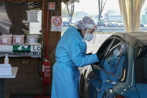 Tamponi drive-in all'Hub Centro territoriale, Brescia, 11 novembre 2020. Ansa Filippo Venezia