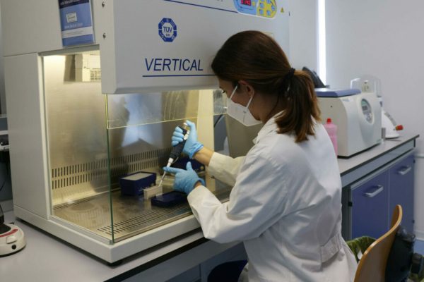 Personale della società biotecnologica Bioside di San Paolo, in provincia di Brescia, che nei mesi del lockdown ha messo a punto un kit già pronto per l'analisi dei tamponi naso-faringei, al lavoro, Brescia, 26 agosro 2020. Il rapporto tra tamponi e numero di positivi in Lombardia è pari a 1,6%. Si trovano soprattutto in due province i nuovi casi: dei 269 nuovi contagiati, 102 arrivano da quella di Milano, di cui 66 a Milano città, e 73 da quella di Brescia. ANSA/FILIPPO VENEZIA