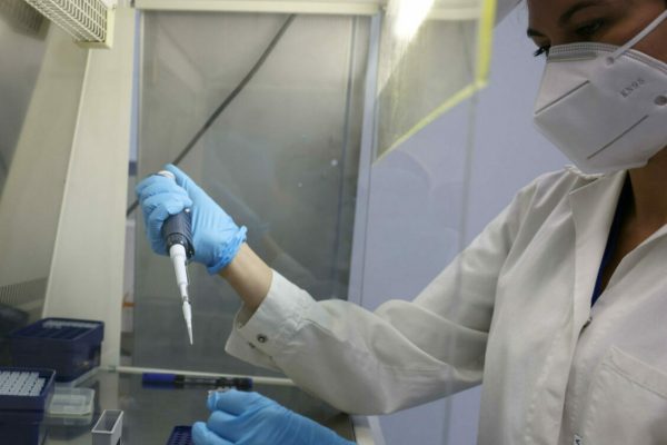 Personale della società biotecnologica Bioside di San Paolo, in provincia di Brescia, che nei mesi del lockdown ha messo a punto un kit già pronto per l'analisi dei tamponi naso-faringei, al lavoro, Brescia, 26 agosro 2020. Il rapporto tra tamponi e numero di positivi in Lombardia è pari a 1,6%. Si trovano soprattutto in due province i nuovi casi: dei 269 nuovi contagiati, 102 arrivano da quella di Milano, di cui 66 a Milano città, e 73 da quella di Brescia. ANSA/FILIPPO VENEZIA