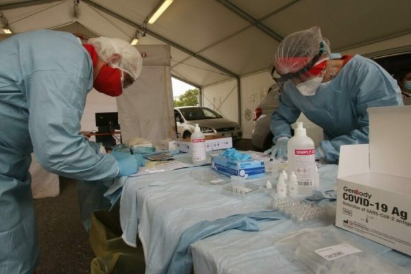 Il centro tamponi drive through gestito dalla Asst Santi Paolo e Carlo, in collaborazione con Croce Rossa Milano, Esercito Italiano, Aat Città Metropolitana, Protezione civile e Comune di Milano al parcheggio di largo Nuvolari di Romolo, Milano, 24 aprile 2021. ANSA/PAOLO SALMOIRAGO