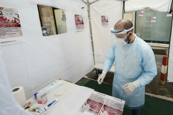 Una postazione per effettuare tamponi antigenici rapidi per la ricerca del virus Covid-19, allestita dalla Farmacia Castelforte in un gazebo, Roma, 19 novembre 2020. 
ANSA/FABIO FRUSTACI