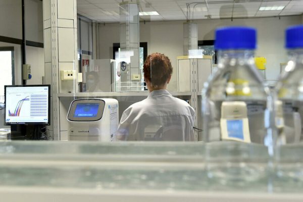 Il nuovo laboratorio regionale  di biologia molecolare dell'Arpa per lanalisi dei tamponi Covid-19 inaugurato a La Loggia, Torino, 2 settembre 2020. ANSA/ALESSANDRO DI MARCO