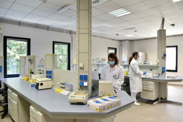 Il nuovo laboratorio regionale  di biologia molecolare dell'Arpa per lanalisi dei tamponi Covid-19 inaugurato a La Loggia, Torino, 2 settembre 2020. ANSA/ALESSANDRO DI MARCO