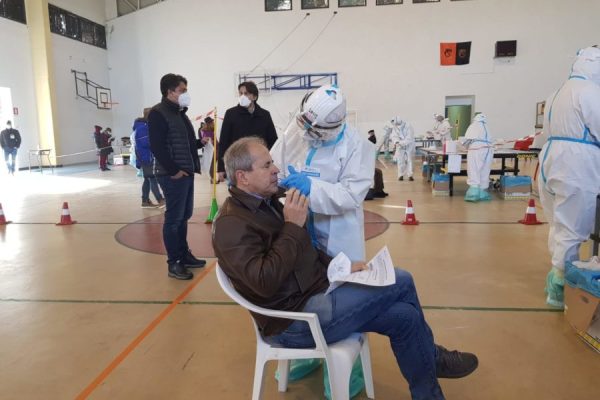 Tampone ad Andrea Crisanti, il microbiologo e ordinario dell'Università di
Padova che ha messo a punto lo screening di massa voluto dalla
Regione con la campagna "Sardi e sicuri", Lanusei, 11 gennaio 2021. E' infatti partita oggi la fase due dello screening di massa avviato da Ares ATS Sardegna nei 23 comuni dell'Ogliastra per la verifica dei cittadini positivi al covid-19. Il professore questa mattina è a Lanusei per seguire il secondo giro di tamponi previsto sui cittadini ogliastrini, ed è stato il primo a sottoporsi al test.
ANSA/ MARIA GIOVANNA FOSSATI