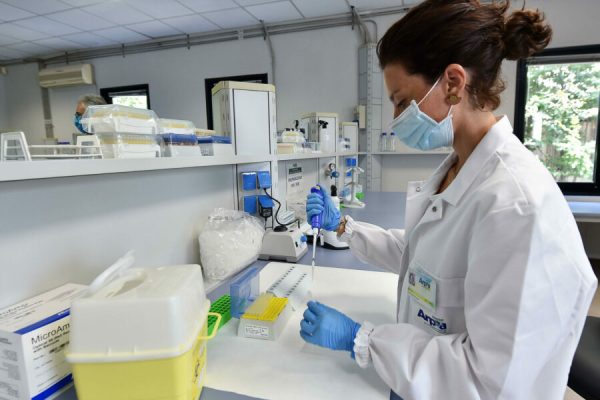 Il nuovo laboratorio regionale  di biologia molecolare dell'Arpa per lanalisi dei tamponi Covid-19 inaugurato a La Loggia, Torino, 2 settembre 2020. ANSA/ALESSANDRO DI MARCO