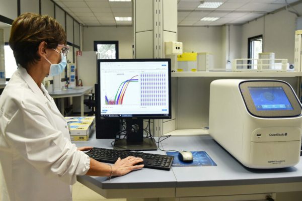 Il nuovo laboratorio regionale  di biologia molecolare dell'Arpa per lanalisi dei tamponi Covid-19 inaugurato a La Loggia, Torino, 2 settembre 2020. ANSA/ALESSANDRO DI MARCO