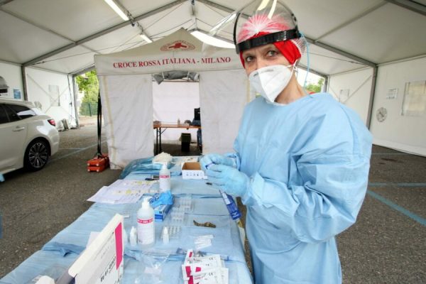 Il centro tamponi drive through gestito dalla Asst Santi Paolo e Carlo, in collaborazione con Croce Rossa Milano, Esercito Italiano, Aat Città Metropolitana, Protezione civile e Comune di Milano al parcheggio di largo Nuvolari di Romolo, Milano, 24 aprile 2021. ANSA/PAOLO SALMOIRAGO