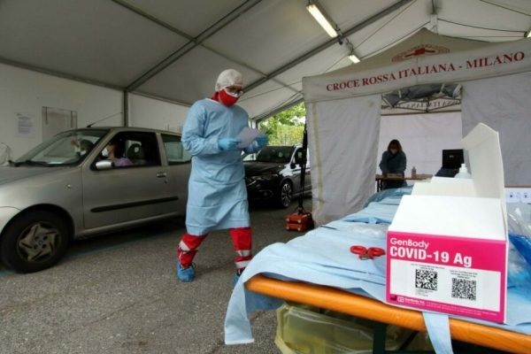 Il centro tamponi drive through gestito dalla Asst Santi Paolo e Carlo, in collaborazione con Croce Rossa Milano, Esercito Italiano, Aat Città Metropolitana, Protezione civile e Comune di Milano al parcheggio di largo Nuvolari di Romolo, Milano, 24 aprile 2021. ANSA/PAOLO SALMOIRAGO