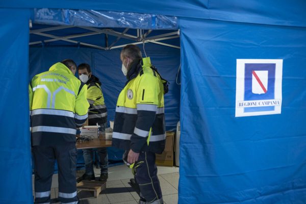 December 12, 2020, Napoli, Napoli, Italy: ASL Napoli 1 has set up a tent to be able to make rapid swabs for the covid, in collaboration with Trenitalia and Grandi Station. (Credit Image: © Vincenzo Noletto/Pacific Press via ZUMA Wire)