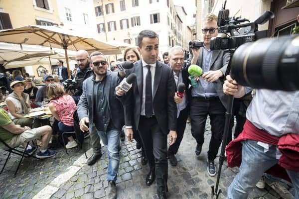 Il leader del M5s Luigi Di Maio torna ai gruppi parlamentari dopo aver pranzato in un ristorante del centro, 10 maggio 2018 a Roma.
ANSA/MASSIMO PERCOSSI