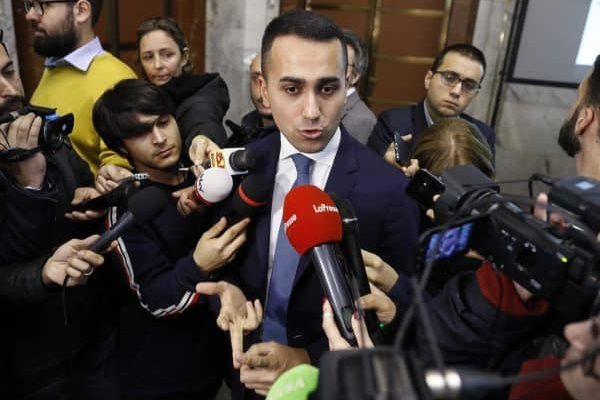 Luigi Di Maio, vice premier e ministro del Lavoro e dello Sviluppo Economico, durante la firma del protocollo d'intesa tra Ministero dello Sviluppo Economico e Regione Lazio per la diffusione del wi-fi e di piattaforme intelligenti sul territorio italiano, Roma, 10 dicembre. ANSA/RICCARDO ANTIMIANI