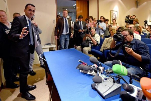 Il ministro del Lavoro e dello Sviluppo economico e vicepremier Luigi Di Maio al termine dell'incontro con le azinede della Gig Economy al ministero del Lavoro, Roma, 18 giugno 2018. ANSA/ETTORE FERRARI