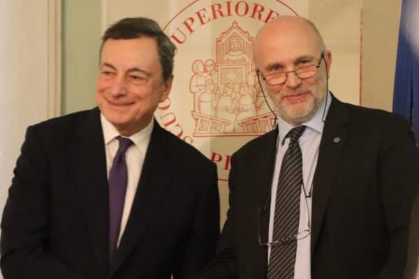 Il presidente della Bce Mario Draghi e il rettore della Scuola Sant'Anna di Pisa, Pierdomenico Perata, durante la cerimonia di inaugurazione dell'anno accademico, pisa, 15 dicembre 2018.  ANSA/Domenico Conti