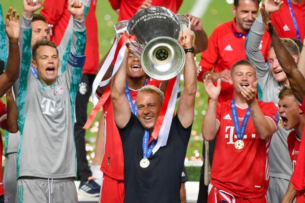 At the end of the era of Hansi Flick as coach of FC Bayern Munich. Archive photo: Hans Dieter Flick (Hansi, coach FC Bayern Munich) with cup, trophy, trophy, award ceremony. Team photo, team, team, team photo. Soccer Champions League, Final, Paris St. Germain (PSG) -FC Bayern Munich (M) 0-1, on 08/23/2020 in the Estadio da Luz in Lisbon / Portugal. PHOTO: Frank Hoermann / SVEN SIMON / Pool | usage worldwide