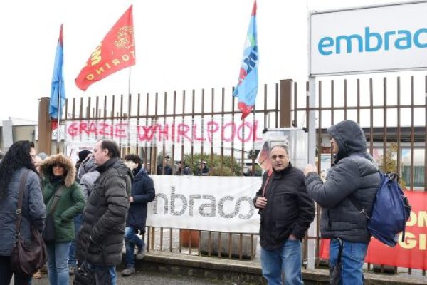Un momento del presidio dei lavoratori dell'Embraco durante l'assemblea con il ministro Carlo Calenda davanti allo stabilimento a Riva di Chieri, Torino, 6 marzo 2018. ANSA/ALESSANDRO DI MARCO
