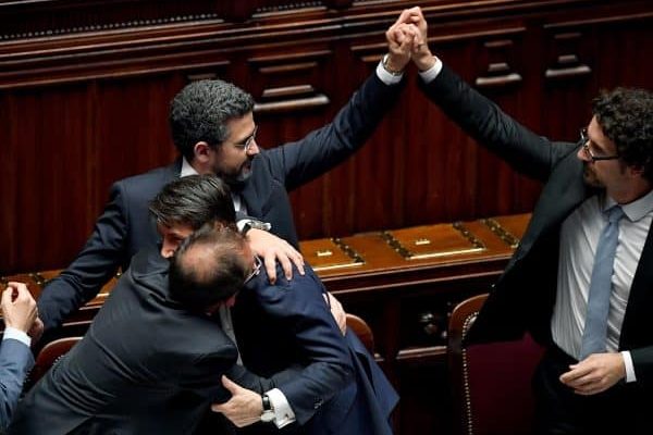 Il presidente del Consiglio, Giuseppe Conte (2-S), con i ministri Riccardo Fraccaro (2-D), Alfonso Bonafede (S) e Danilo Toninelli (D) dopo il voto di fiducia al nuovo Governo nell'aula di Montecitorio, Roma, 06 giugno 2018. ANSA/ETTORE FERRARI