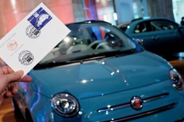 Il francobollo celebrativo dedicato alla Fiat 500 nel giorno del suo sessantesimo compleanno presso lo stabilimento di Mirafiori, Torino, 4 luglio 2017. ANSA/ALESSANDRO DI MARCO
