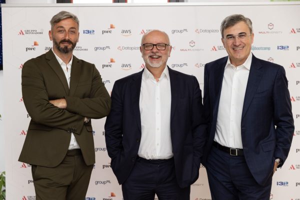 FOTO_Da sx Stefano Argiolas, Chief AI Officer Gruppo Mondadori; Antonio Porro, Amministratore delegato Gruppo Mondadori; Andrea Santagata, Chief Innovation Officer Gruppo Mondadori_ 6Q6A0473