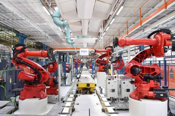 La presentazione dei primi robot della nuova linea di produzione nello stabilimento di Mirafiori.Torino, 11 luglio 2019. "Un investimento di circa 700 milioni di euro, una capacità produttiva di 80 mila auto l'anno, con la possibilità di aumentarle, circa 1200 persone dedicate alla produzione". Questi i numeri della nuova Fiat 500 BEV illustrati dal Coo Emea di Fca, Pietro Gorlier, durante la cerimonia per l'ottantesimo anniversario dello stabilimento Mirafiori.     ANSA/ ALESSANDRO DI MARCO