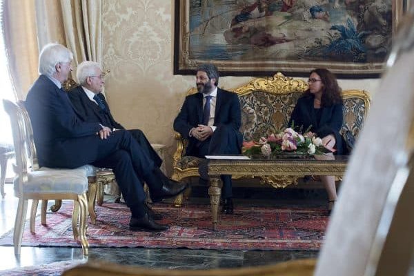 Il presidente della Camera dei deputati, Roberto Fico (D), ricevuto dal presidente della Repubblica Sergio Mattarella, Roma, 23 aprile 2018. Ansa/Paolo Giandotti/Ufficio per la Stampa e la Comunicazione della Presidenza della Repubblica +++ ANSA PROVIDES ACCESS TO THIS HANDOUT PHOTO TO BE USED SOLELY TO ILLUSTRATE NEWS REPORTING OR COMMENTARY ON THE FACTS OR EVENTS DEPICTED IN THIS IMAGE; NO ARCHIVING; NO LICENSING +++