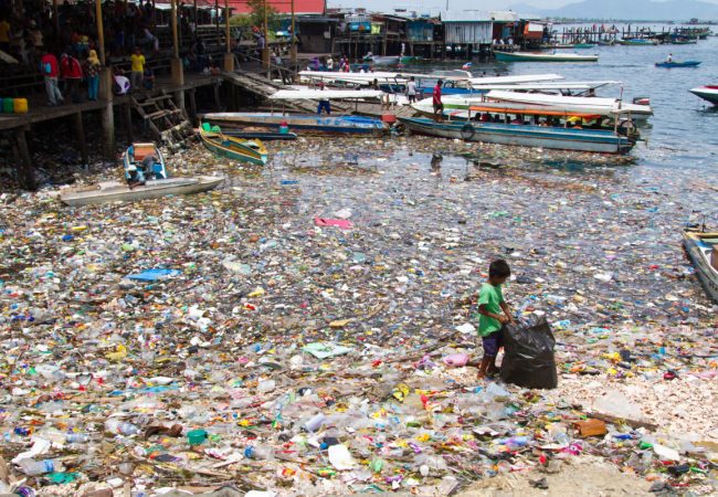 Semporna,,Sabah,-,Malaysia,,Circa,February,2015:,Children,Collecting,Plastic