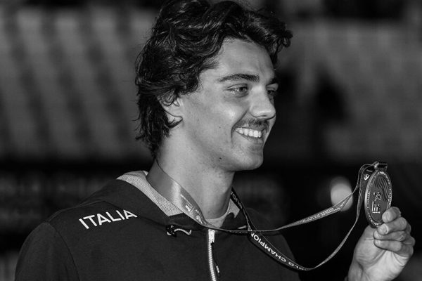 June 20, 2022, Budapest, HUNGARY: 220620 Thomas Ceccon of Italy poses for a photo with his gold medal after the award ceremony for menâ€™s 100 meter backstroke swimming during day 4 of the 2022 FINA World Championships on June 20, 2022 in Budapest. .Photo: Mathias Bergeld / BILDBYRÃ…N / kod MB / MB0402.simning swimming 2022 fina world championships day 4 bbeng vm sim-vm italien jubel (Credit Image: © Mathias Bergeld/Bildbyran via ZUMA Press)