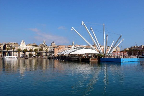 Genova, porto antico. Veduta con il Bigo, a sinistra Palazzo S.Giorgio.