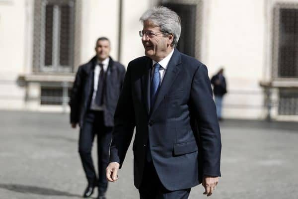 Paolo Gentiloni, Presidente del Consiglio, lascia Palazzo Chigi per partecipare alla conferenza stampa all'INPS sul reddito di inclusione (REI), Palazzo Wedekind, Roma, 28 marzo 2018. ANSA/RICCARDO ANTIMIANI