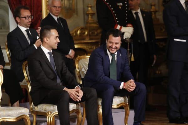 Il vice premier e Ministro del Lavoro Luigi Di Maio (S) con l'altro vice premier e ministro dell'Interno Matteo Salvini durante il giuramento del nuovo governo al Quirinale, Roma 1 giugno 2018. ANSA/GIUSEPPE LAMI