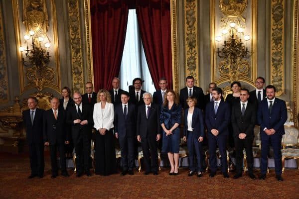 La foto di gruppo della squadra di Governo con il presidente della Repubblica Sergio Mattarella (C) al Quirinale, Roma, 1 giugno 2018. ANSA/ALESSANDRO DI MEO