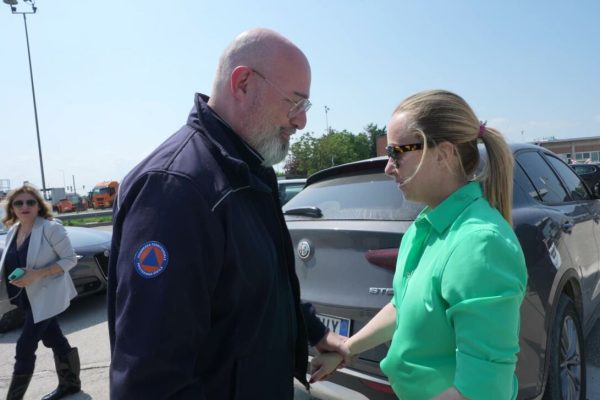 Fermoimmagine del video della presidenza del Consiglio in cui la premier Giorgia Meloni incontra il presidente della regione Emilia-Romagna Stefano Bonaccini durante il sopralluogo in alcuni comuni colpiti dall'alluvione, 21 maggio 2023. ANSA / UFFICIO STAMPA PALAZZO CHIGI