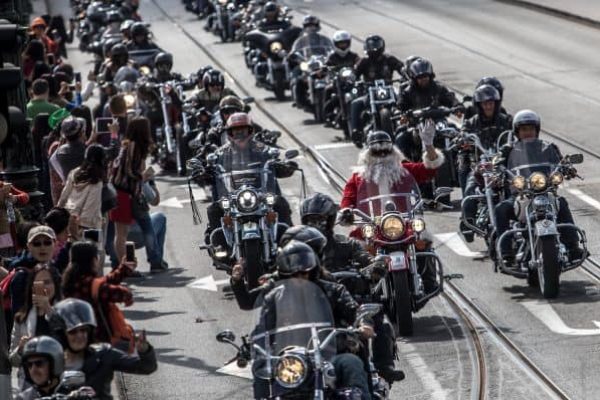 epa06178657 Bikers ride their Harley Davidson motorcycles during a motorcycle parade, part of the Prague Harley Days, in Prague, Czech Republic, 02 September 2017. About 1,500 bikers took part in the event.  EPA/MARTIN DIVISEK