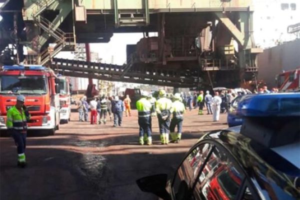 I socccorsi e le forze dell'ordine sul luogo dell'incidente costato la vita a un operaio della ditta di carpenterie metalliche Ferplast dell'appalto Ilva, Angelo Fuggiano, di 28 anni, Taranto, 17 maggio 2018. L'incidente e' avvenuto nel reparto Ima, al quarto sporgente del porto di Taranto gestito dal Siderurgico. Durante il cambio funi per la macchina scaricatrice DM 6, un cavo sarebbe saltato durante la fase di ancoraggio della parte finale, travolgendo il lavoratore. ANSA/ GIACOMO RIZZO