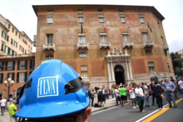 I lavoratori dello stabilimento Ilva di Genova Cornigliano in corteo per difendere il loro posto di lavoro dopo l'ufficializzazione che la cordata che acquisira' il gruppo ha annunciato un taglio di oltre 5000 dipendenti, Genova, 5 giugno 2017.    ANSA/LUCA ZENNARO