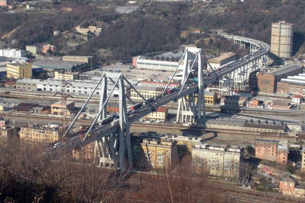 Il viadotto Morandi a Genova, in una foto tratta da Wikipedia. ANSA/ WEB/ WIKIPEDIA   +++ ANSA PROVIDES ACCESS TO THIS HANDOUT PHOTO TO BE USED SOLELY TO ILLUSTRATE NEWS REPORTING OR COMMENTARY ON THE FACTS OR EVENTS DEPICTED IN THIS IMAGE; NO ARCHIVING; NO LICENSING +++