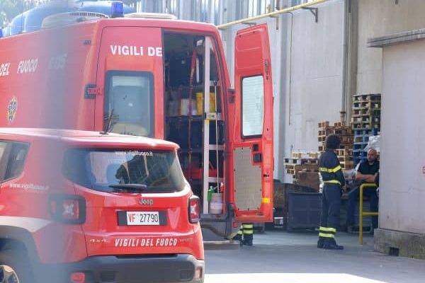 Carabinieri e Vigili del fuoco eseguono i rilievi nell'azienda Zincoplating dove due operai sono caduti in una cisterna di acido cloridrico, Torino, 10 Aprile 2017. ANSA/ALESSANDRO DI MARCO