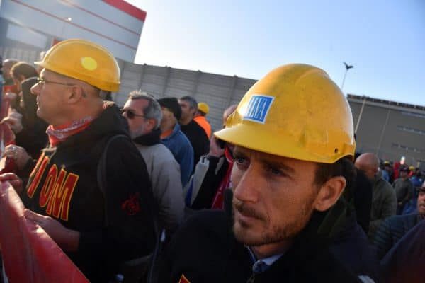Un momento della manifestazione indetta dai sindacati dopo la presentazione del piano industriale dei nuovi proprietari dell`Ilva che prevedono 600 esuberi nel sito qenovese e migliaia nel resto del gruppo  a Genova, 9 ottobre a 2017. ANSA/LUCA ZENNARO