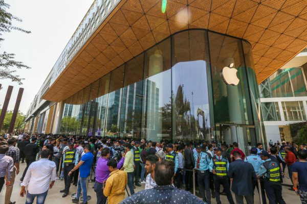 epa10578076 People queue outside the Apple retail store on the day of its launching in Mumbai, India, 18 April 2023. Tim Cook, CEO of Apple, and Deirdre O'Brien, senior vice president of retail, attended the opening of Mumbai's first Apple store. Hundreds of people waited outside for hours to enter the store.  EPA/DIVYAKANT SOLANKI