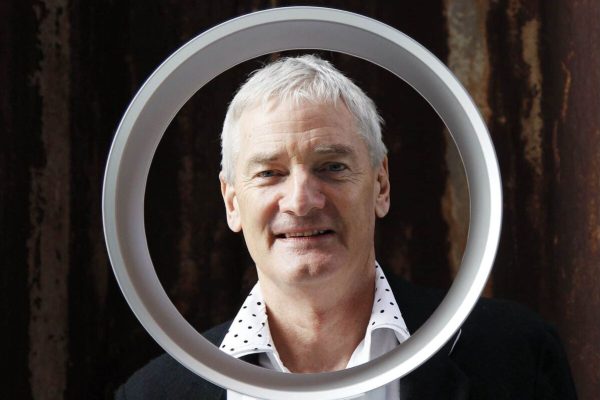 Der Ingenieur und Erfinder James Dyson praesentiert am Donnerstag, 25. Maerz 2010, in Hamburg den von ihm entwickelten fluegellosen Ventilator. Mit dem Namen Dyson verbinden die meisten Menschen einen handlichen Staubsauger in knalligen Farben und modernem Design. Das Besondere dabei: Das Geraet funktioniert ohne Beutel. Die Erfindung einer der erfolgreichsten Haushaltshilfen der vergangenen 20 Jahre hat James Dyson zu einem der 1.000 reichsten Maenner der Welt gemacht, nach Zaehlung des US-Magazin "Forbes" jedenfalls. Die Queen hat den Briten fuer seine aussergewoehnliche Leistung sogar zum Ritter geschlagen. (apn Photo/Axel Heimken) ** zu unserem KORR. APD0592 ** ---  Inventor and engineer James Dyson presents his newest invention, a wingless ventilator, in Hamburg, northern Germany, in this Thursday, March 25, 2010 photo.  (apn Photo/Axel Heimken)