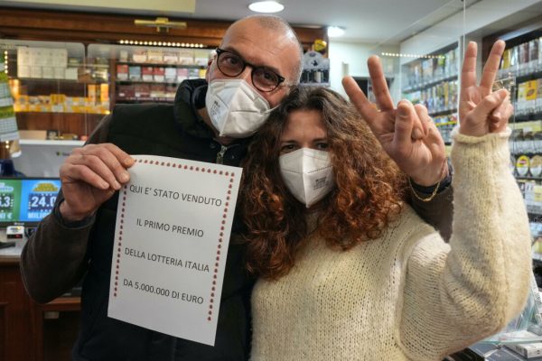 I proprietari della tabaccheria di viale Mazzini in cui Ë stato venduto il biglietto vincente che ieri sera si Ë aggiudicato il primo premio della Lotteria Italia da 5 milioni di euro, Roma, 7 gennaio 2022.
ANSA/ALESSANDRO DI MEO