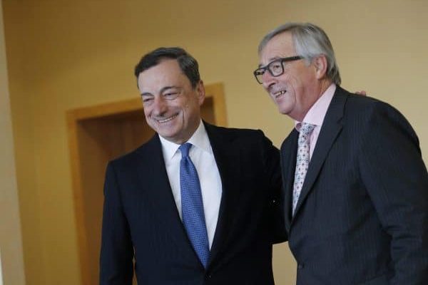 epa05058195 European Commission President Jean Claude Juncker (R) welcomes Mario Draghi, the Italian President of the European Central Bank (ECB) prior to a meeting at the EU Commission headquarters in Brussels, Belgium, 07 December 2015.  EPA/OLIVIER HOSLET