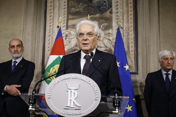 Il presidente della Repubblica Sergio Mattarella parla ai giornalisti al Quirinale, Roma, 27 maggio 2018. ANSA/FABIO FRUSTACI