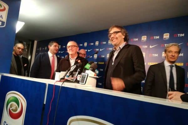 Il presidente Mediapro Jaume Roures e uno dei soci storici, Taxto Benet, in occasione della conferenza stampa a margine della gara per i diritti tv del campionato di Serie A del prossimo triennio, Milano, 5 febbraio 2018. ANSA/ PAOLO CAPPELLERI