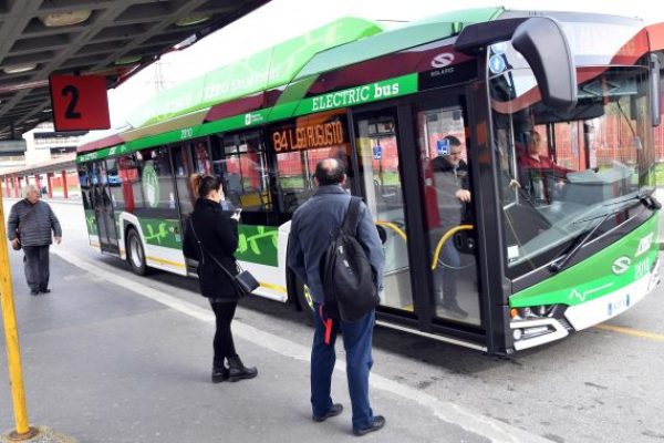 Il primo bus elettrico acquistato da Atm, l'azienda che gestisce il trasporto cittadino, Milano, 27 marzo 2018. ANSA/DANIEL DAL ZENNARO