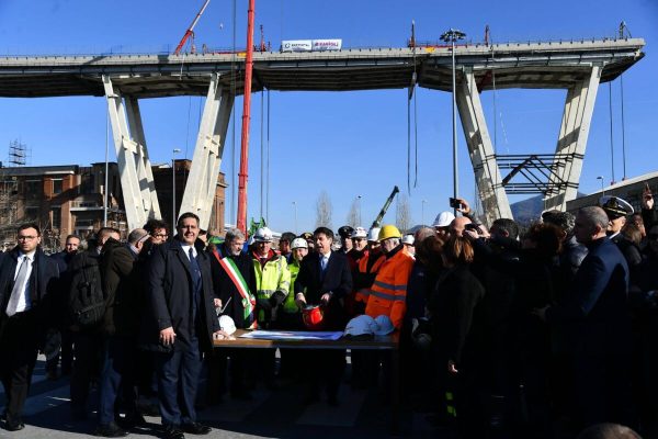 (S-D) Il presidente della Regione Liguria Giovanni Toti, il sindaco di Genova Marco Bucci e il premier Giuseppe Conte in occasione della partenza dei lavori di demolizione del ponte Morandi, Genova, 8 febbraio 2019.  ANSA/LUCA ZENNARO