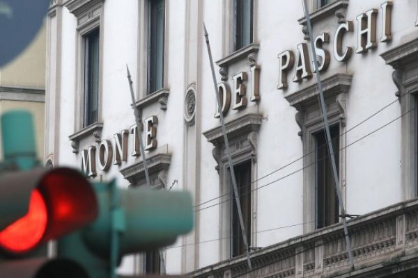 La sede del Monte dei Paschi di Siena in via Manzoni, a Milano, dove si è riunito il cda della banca, 19 dicembre 2016. ANSA/MATTEO BAZZI