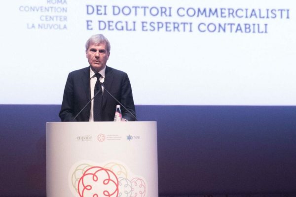 Il presidente del Consiglio nazionale dei commercialisti, Massimo Miani, durante il suo intervento agli Stati generali della categoria, Roma, 13 febbraio 2018.
ANSA/UFFICIO STAMPA
+++ ANSA PROVIDES ACCESS TO THIS HANDOUT PHOTO TO BE USED SOLELY TO ILLUSTRATE NEWS REPORTING OR COMMENTARY ON THE FACTS OR EVENTS DEPICTED IN THIS IMAGE; NO ARCHIVING; NO LICENSING +++