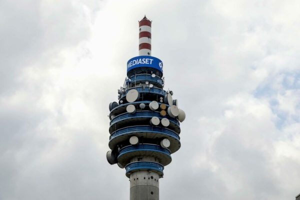 La Torre Mediaset, 10 gennaio 2020. Il consiglio di amministrazione di Mediaset non
ha ammesso al voto in assemblea la fiduciaria Simon, nella quale Vivendi ha
'congelato' quasi il 20% del capitale del Biscione dopo le decisioni
dell'Agcom. Quindi anche per l'assise straordinaria che si sta aprendo,
incentrata sul cambiamento di alcuni articoli dello statuto della costituenda
holding Mfe, si ripete la scelta del board di Mediaset, contestata dai
francesi, basata sull'ipotesi che la scalata di Vivendi sia stata 'illegale'. ANSA/MOURAD BALTI TOUATI