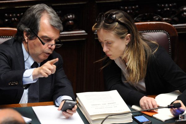 Il ministro per la Pubblica Amministrazione e l'Innovazione, Renato Brunetta, spiega l'uso di uno smart phone a Giorgia Meloni, ministro della Gioventu', durante la discussione del documento di economia e finanza nell'aula della Camera, oggi 28 aprile 2011. ANSA/CLAUDIO ONORATI