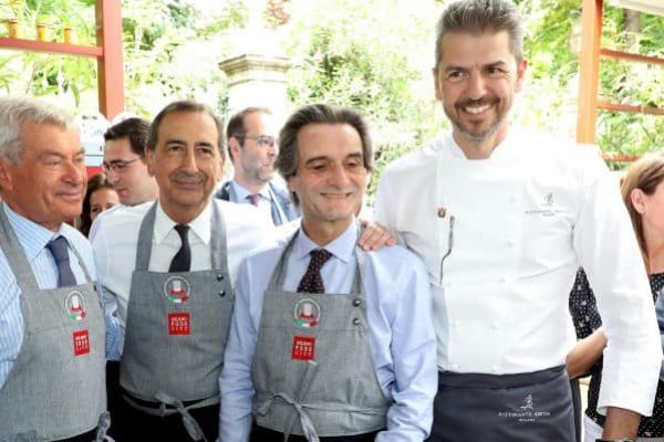 Da sinistra: il presidente di di Confcommercio Carlo Sangalli; il sindaco di Milano Giuseppe Sala; il presidente della regione Lombardia Attilio Fontana e lo chef stellato Andrea Berton in occasione dello showcooking antispreco "Le 7 virtu' del cibo" organizzato nell'ambito della manifestazione Milano Food City, Milano 7 Maggio 2018. ANSA / MATTEO BAZZI